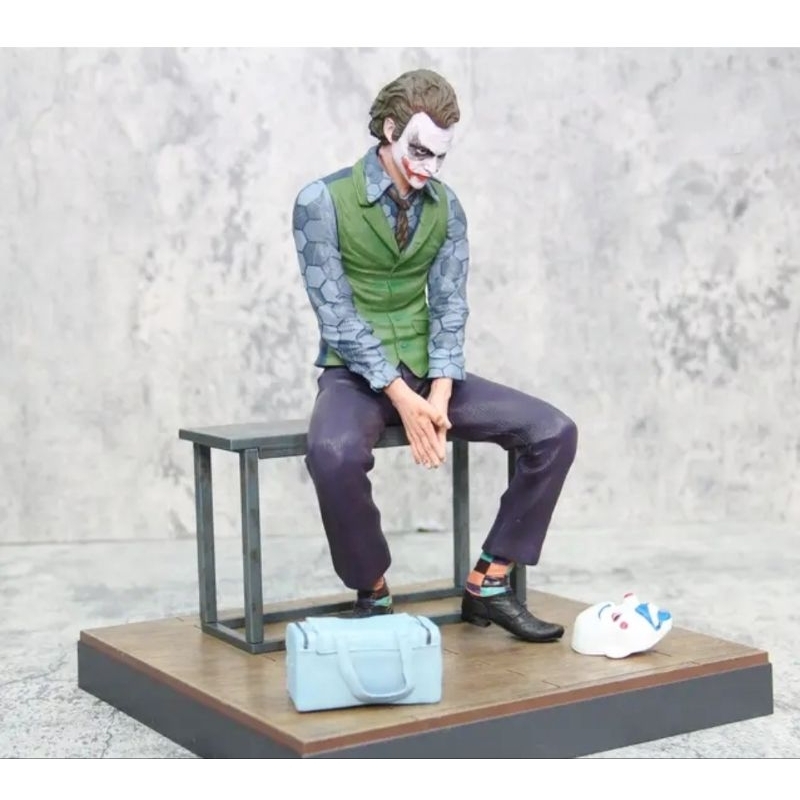 Action Figure Joker Besar / Figure Joker ada asesoris meja dan topeng