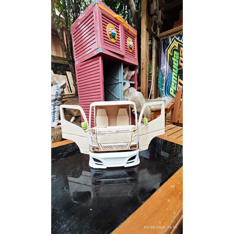 Miniatur Kabin Truk Giga Skala 12 Jungkit