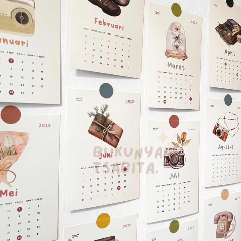 

Kalender Mini 2025 - Lembaran - Aesthetic Vintage Boho Muslimah Faceless - Kalender Home Decor