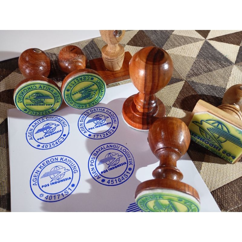 

Stempel karet persegi atau bulat custom gagang kayu 4 cm