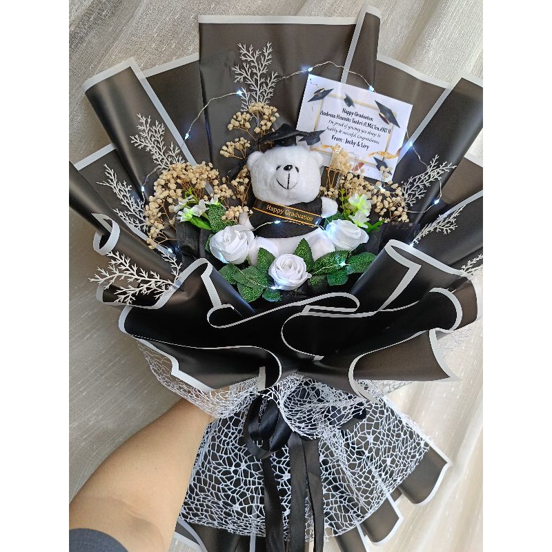 

BUKET WISUDA / BUNGA WISUDA / GIFT WISUDA / HAMPERS WISUDA / KADO WISUDA / BUKET BUNGA / BUKET LAMPU WISUDA / BONEKA WISUDA
