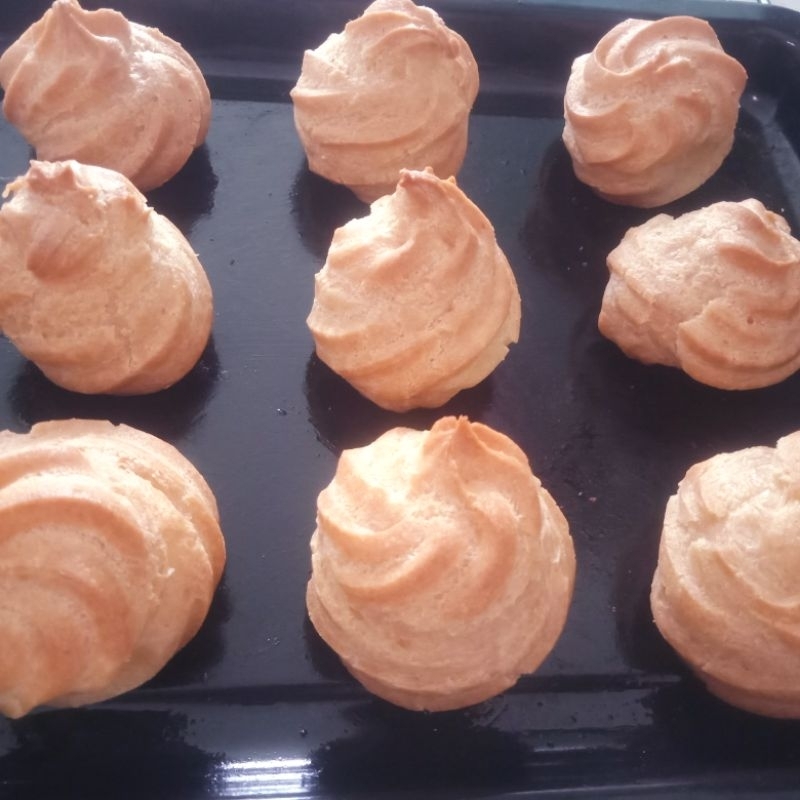 

kue soes(choux) isi 9pcs dengan varian vla vanilla/coklat