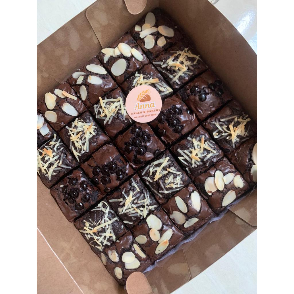 

Fudgy Brownies Besar Ukuran 20 cm x 20 cm