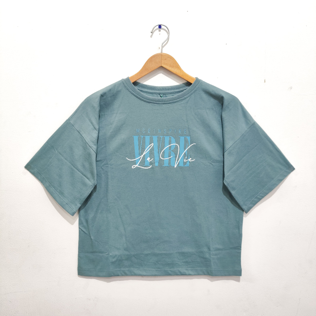 MCB Ladies Kaos Crop Oversize Wanita Vivre La Vie Stone Blue Lengan Pendek MLOD 0511084