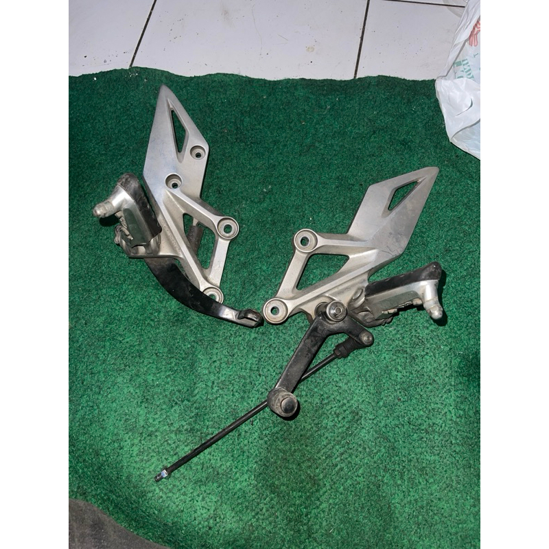 footstep depan honda cbr 150r k45g facelift cbr 150 led k45 original pijakan kaki depan postep