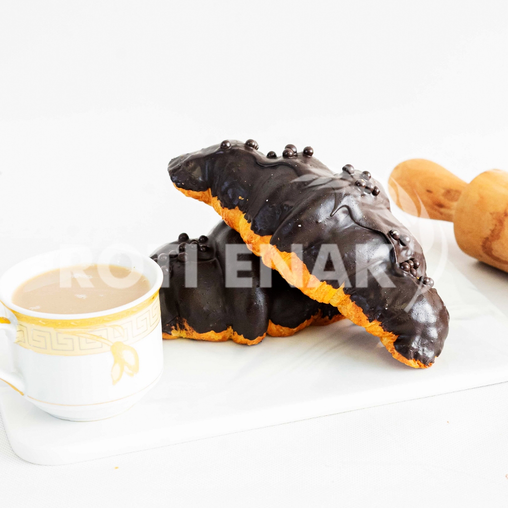 

Chocolate Croissant Ready to Eat Supplier Cafe 5 Pcs