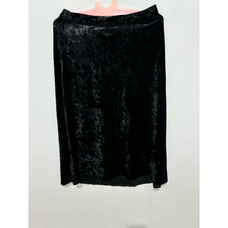 Rok hitam bludru tag label Zara