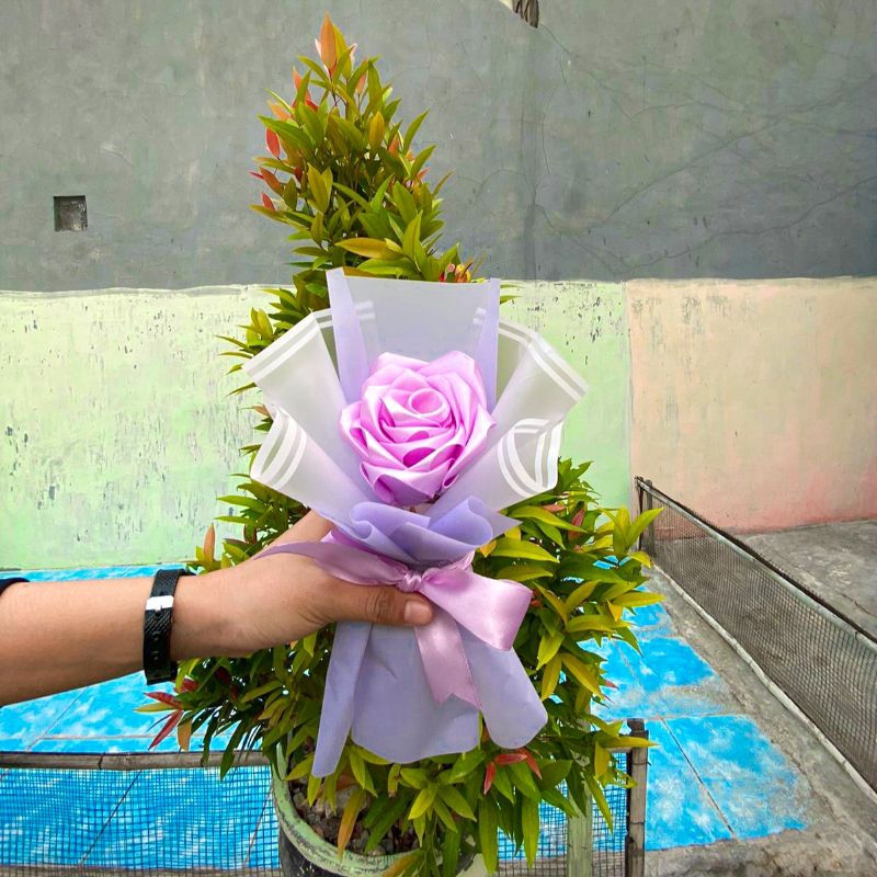 Buket mini bunga mawar satin 1 tangkai