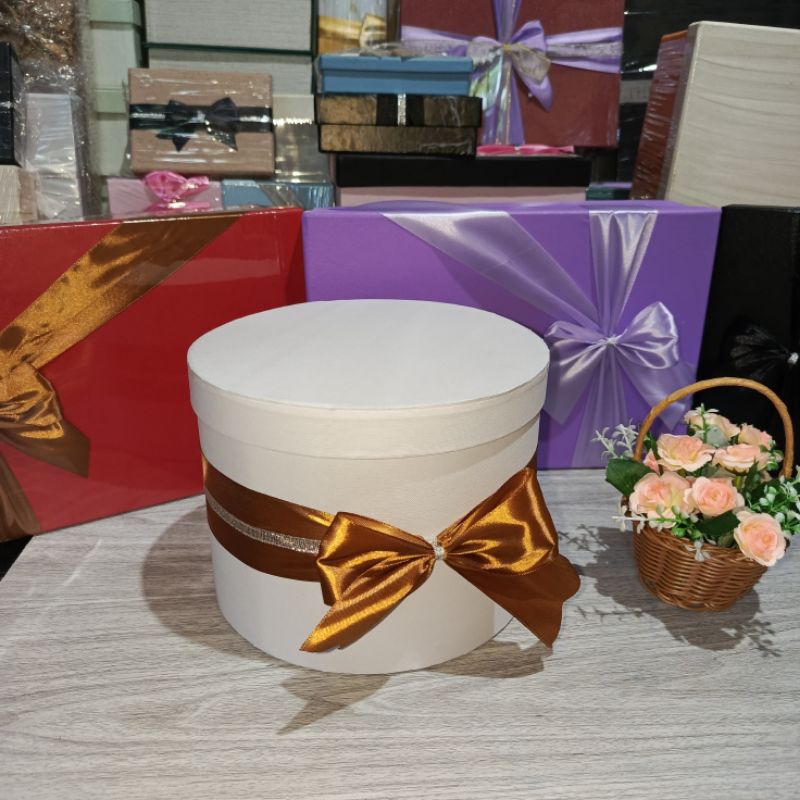 

Box Kado Bulat Diameter 20cm Tinggi 15cm Varian Banyak Warna