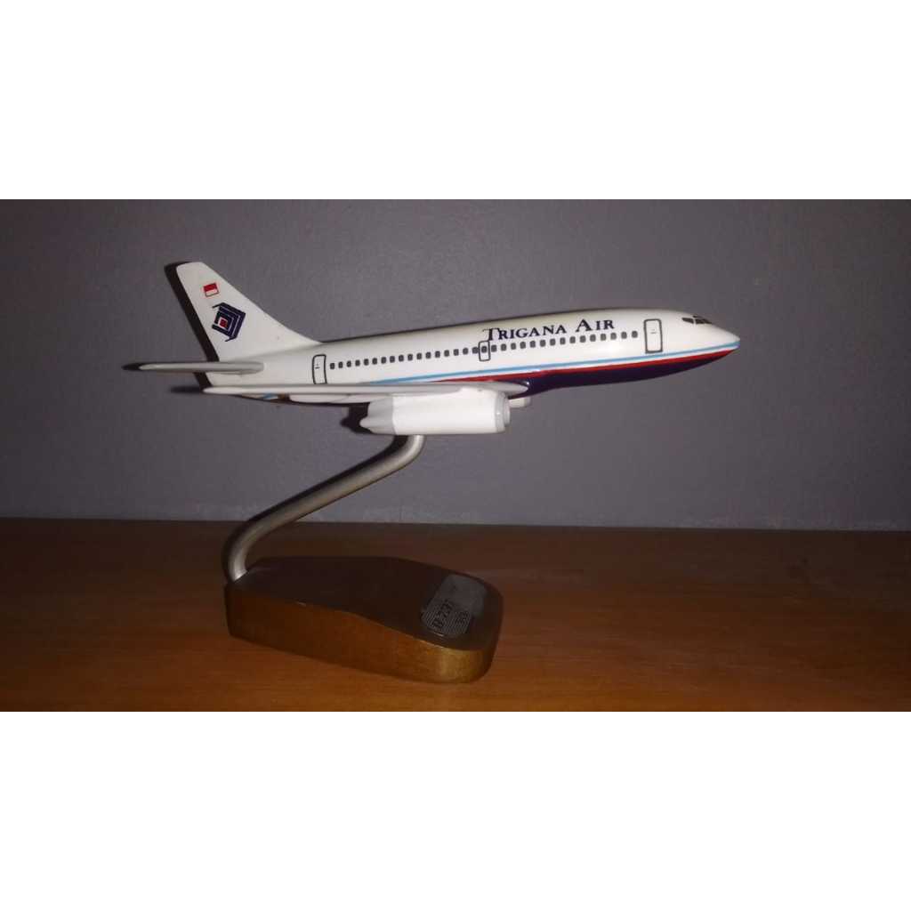 Diecast pesawat Trigana Air model Boeing 737-200 scale 1:200