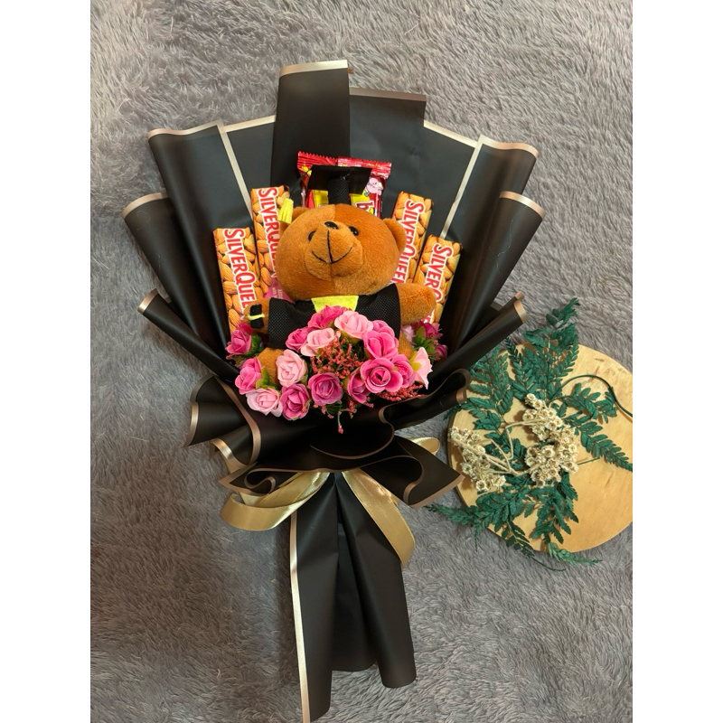 

buket wisuda celo boneka Silverqueen bengbeng bunga murah