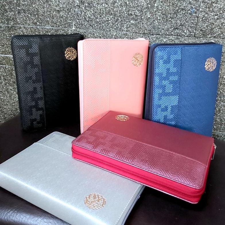 

KODE T58B SAMPUL saja Cover Al Quran A5 21x15x3 cm Sarung Quran Resleting ANDIN Kulit Sintetis Kalep kalp A5 Sampul Quran Pria Bungkus Alquran Lux elegant Jaket Al Quran Sampul Al Quran Hitam Navy Maroon Marun Silver Putih Coral Peach Sal