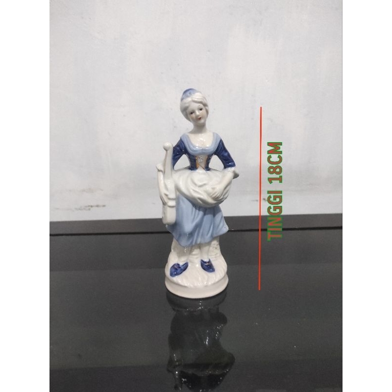 Patung keramik hiasan lemari