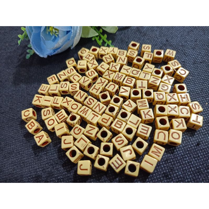 450 gr Mote huruf A,-Z motif kayu