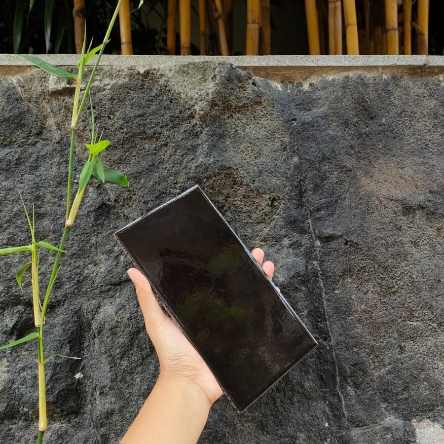 Keramik Dinding Kamar Mandi Keramik Mustika Subway Black Glossy No Bevel 10x20