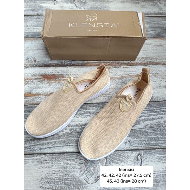 sepatu sport klensia