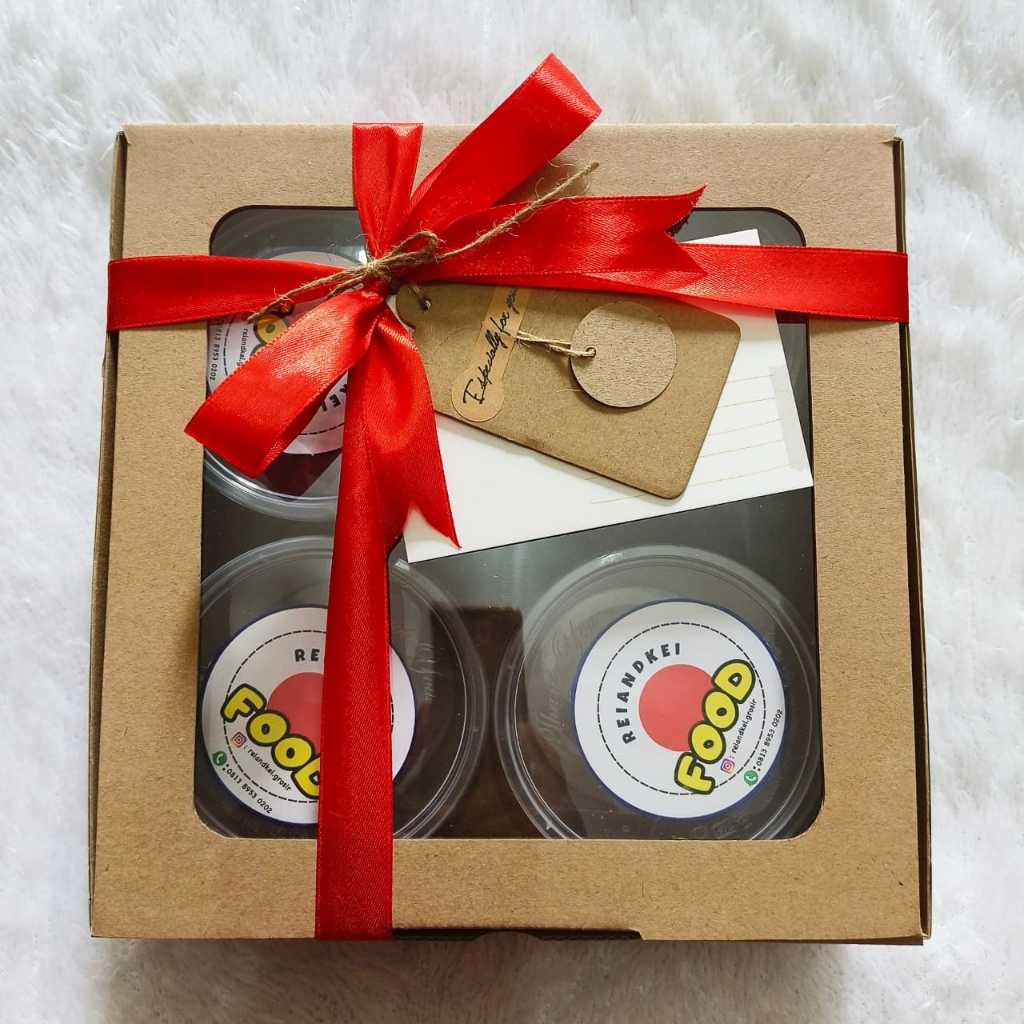 

Hampers GIFT PACKAGING SIZE MEDIUM ( isi 4bowl ) Free Kartu Ucapan dan Pita Bubur Sumsum Mahmud Homemade with Premium Ingredient ( Real Coconut Milk and Handpicked Brown Sugar)
