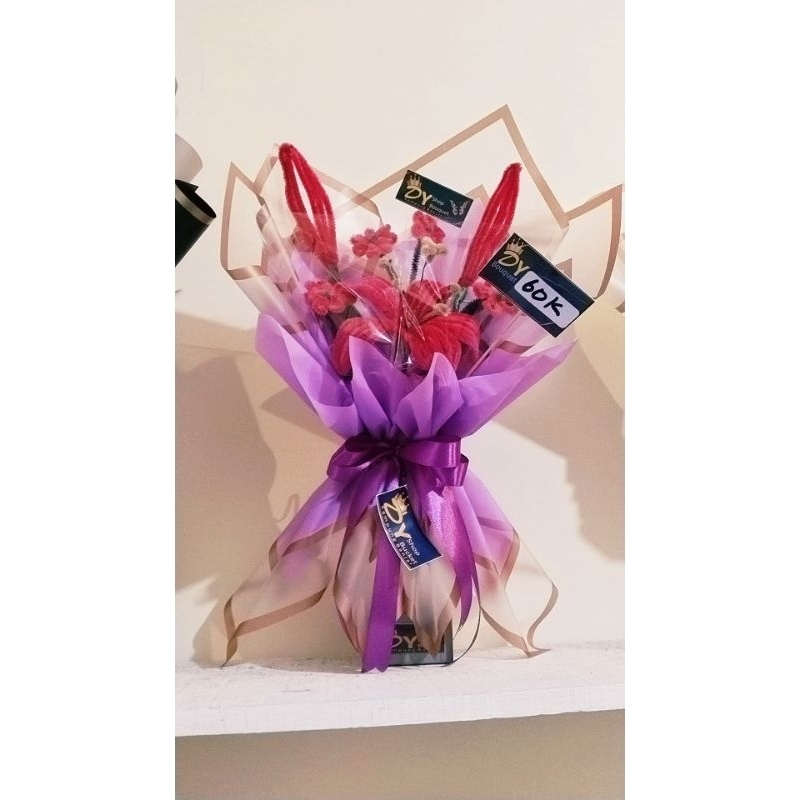 Bouquet kawat bulu lili merah