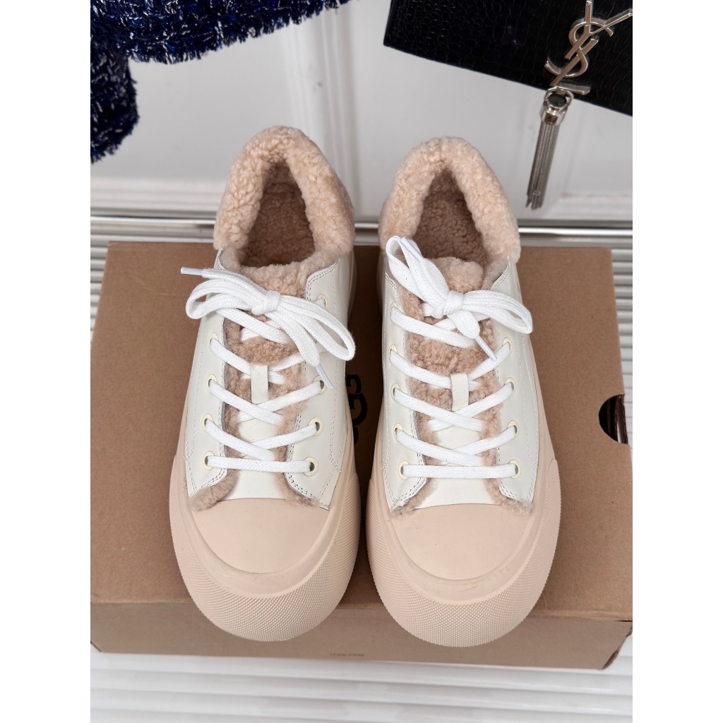 UGG Sepatu Olahraga Putih Tebal Wol Terbaru 2024