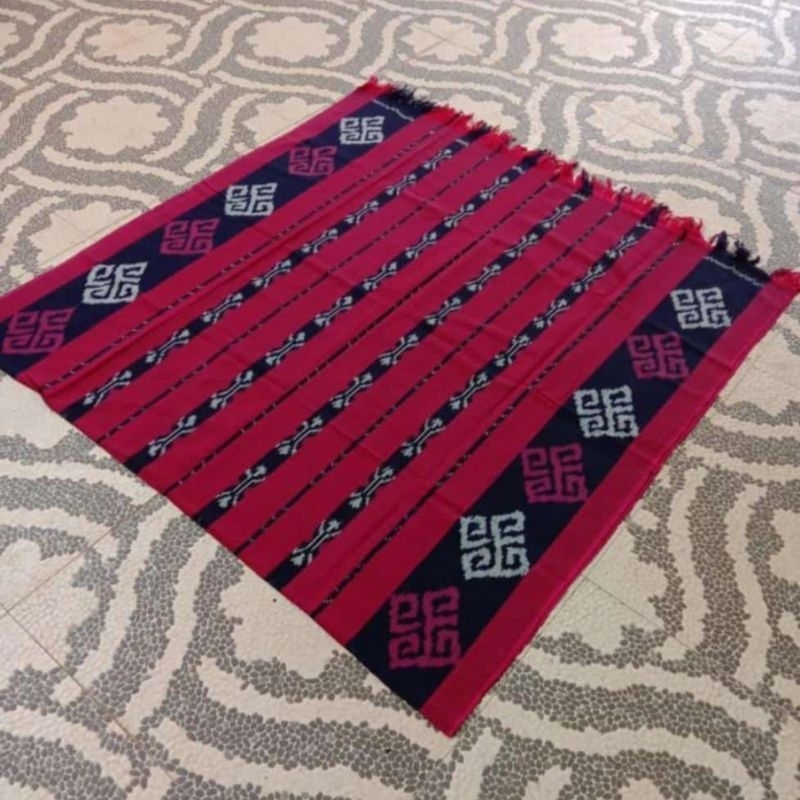 kain tenun merah
