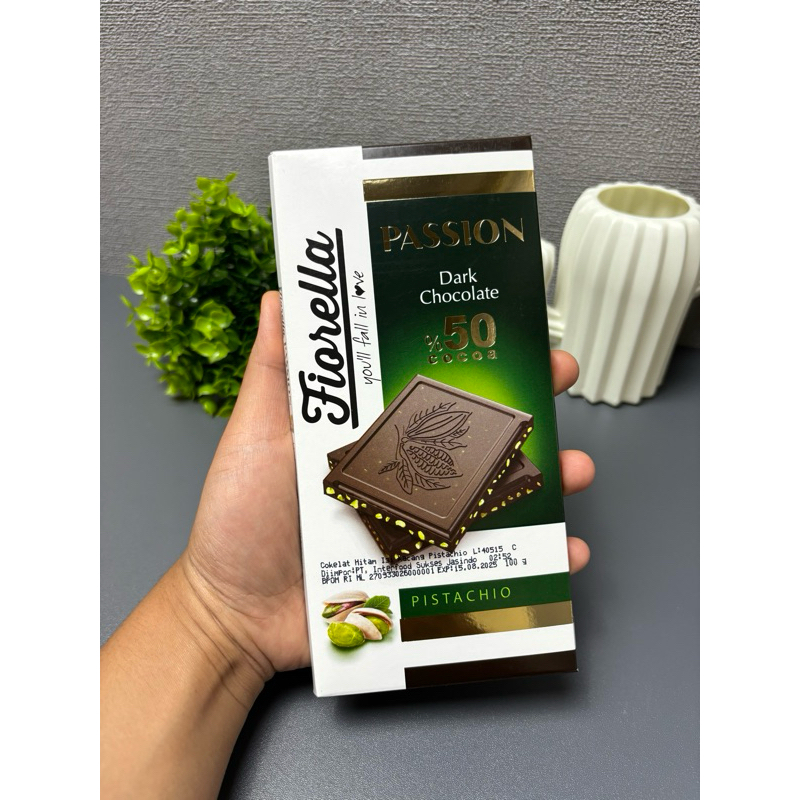 

(Bukan Coklat Dubai) Cuma Mirip / Fiorella passion dark choco pistachio