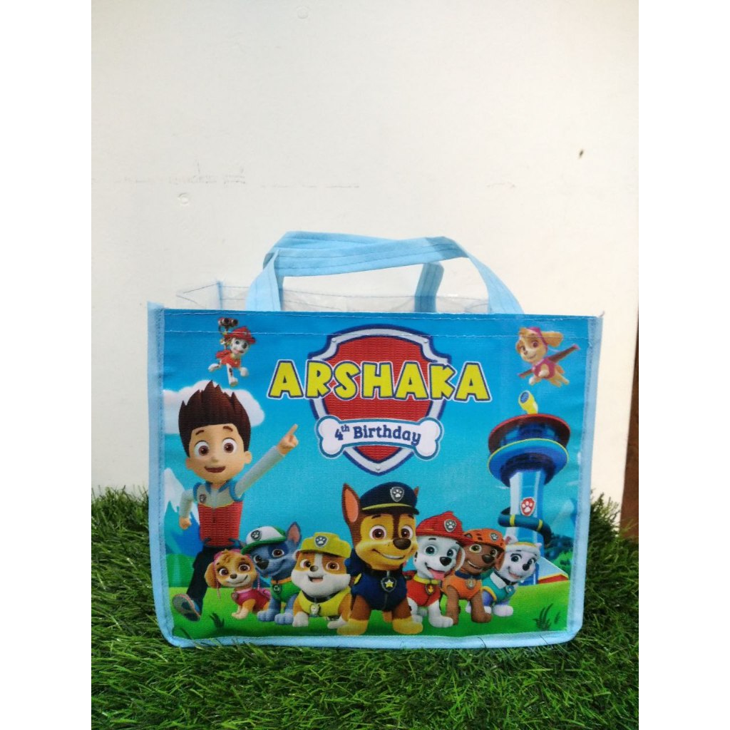 

tas souvenir ultah mika/goodiebag mika UK. 25x15x25/muat bento/tas bento