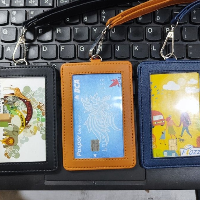 

KF7 TEMPAT ID CARD KULIT SINTETIS TA KARTU DENGAN TALI GANTUNGAN