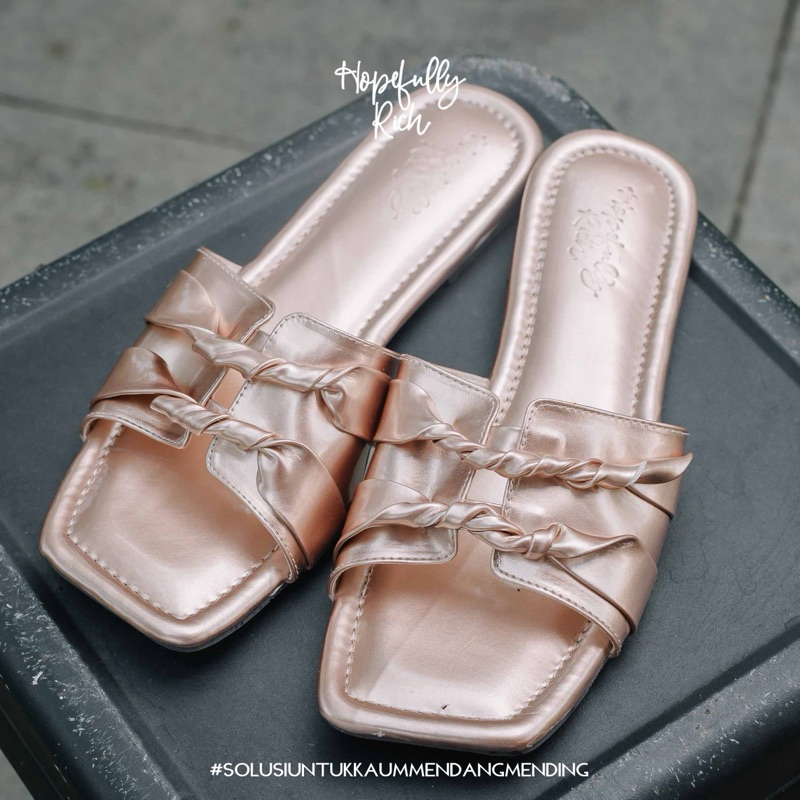 Sandal flat wanita model terbaru kekinian by hopefully rich