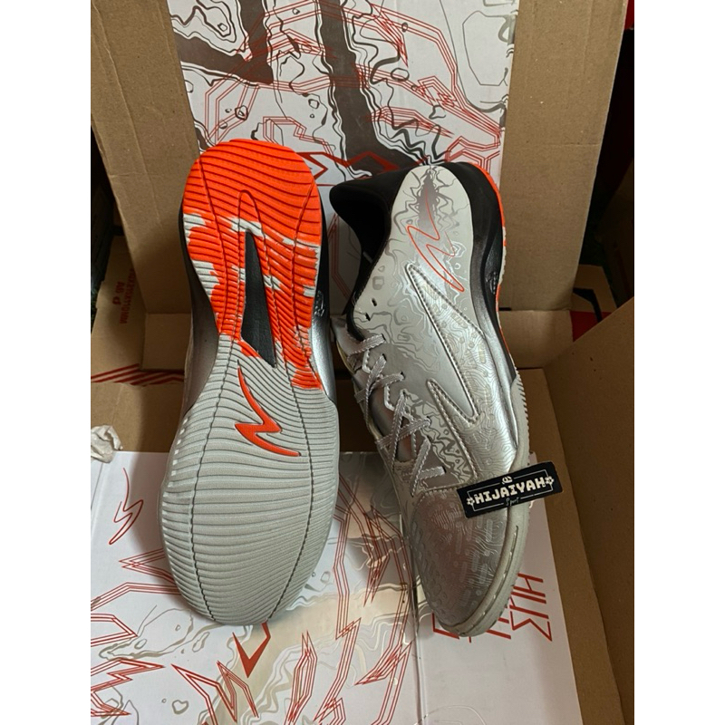 SPECS SEPATU FUTSAL REACTO BLITZ 2 EVANMOVIC PRO IN SILVER BRIGHT RED JET BLACK SPE402364