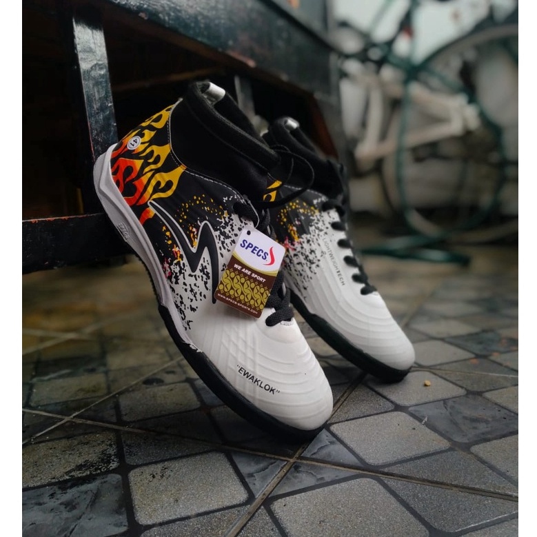 Super Meriah Sepatu Futsal bost Specs Accelerator Lightspeed ll Ewaklok White Black Original Brand B