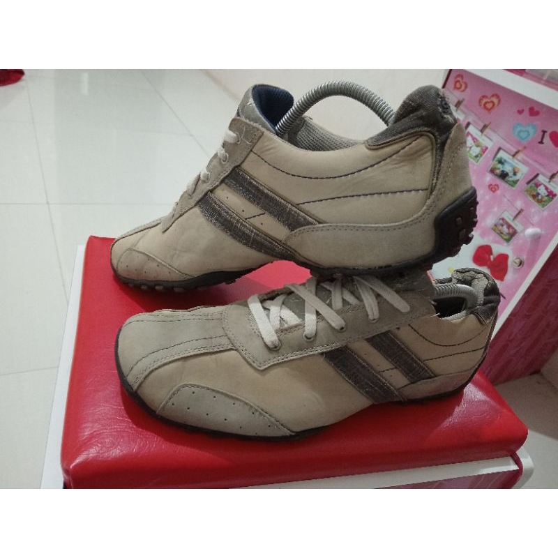 Sepatu Skechers Kulit