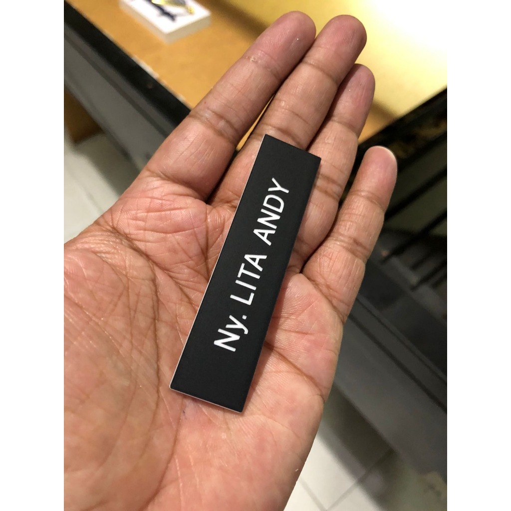 

Name Tag Grafir Papan nama dada grafir hitam doff full