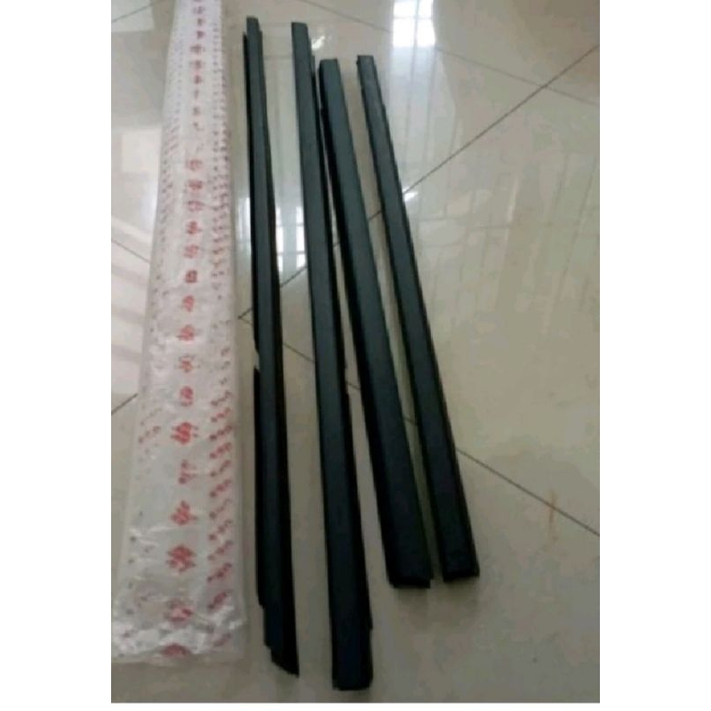 1set Pelipit Karet Kaca Luar Mobil Apv Hitam Original