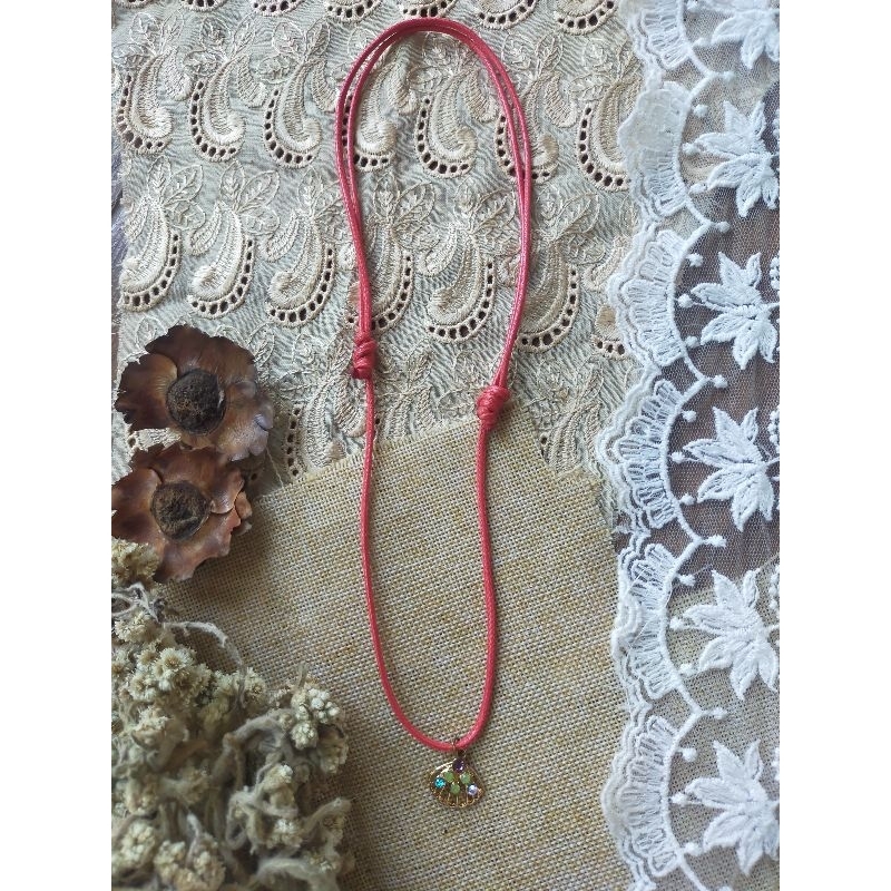 Kalung Tali Merah Liontin Kerang Emas