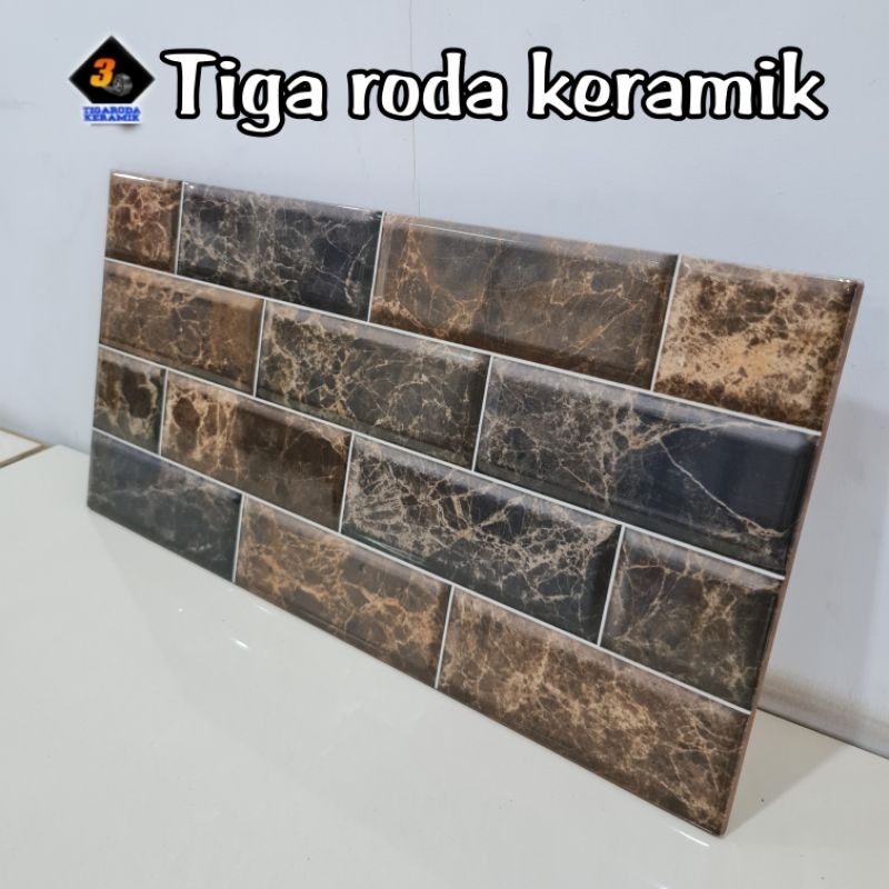 keramik dinding 25x50/dinding kamar mandi/keramik tiang/keramik motif bata/keramik bata kilap/kerami