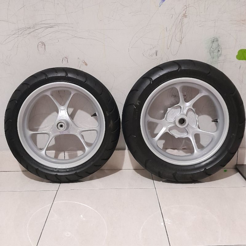Ready. velk pelek standar original yamaha Nmax new V2. Pelek repaint warna silver lembayung. Ban mas