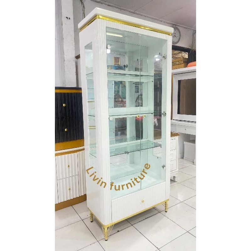 lemari pajangan kristal