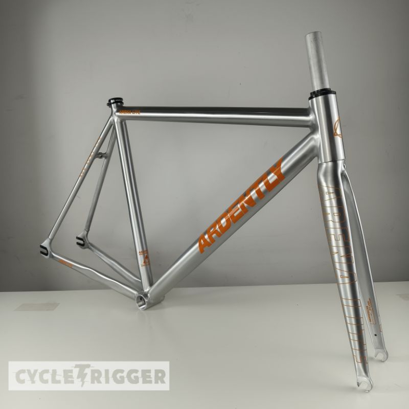 Ardently Arena Lite Silver Polish Logo Orange