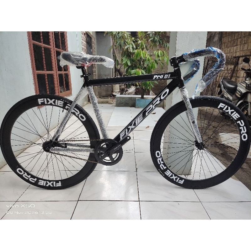 sepeda fixie 700c frame lokal velk platinum 5cm,dan araya ks40, velk Pacific 4cm rem terpedo stang b