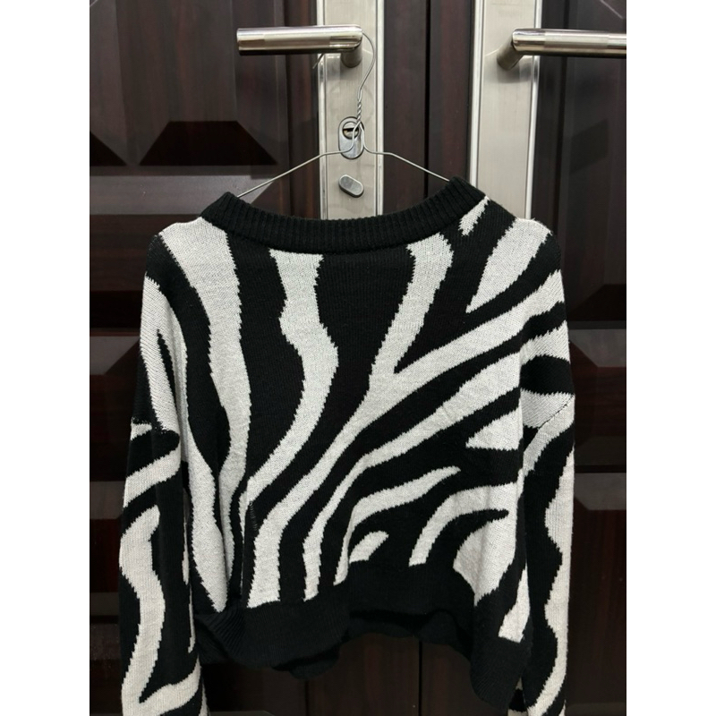 PRELOVED SWEATER CROP BAJU HANGAT JAKET CROP PAKAIAN WANITA HITAM PUTIH BELANG BELANG ZEBRA