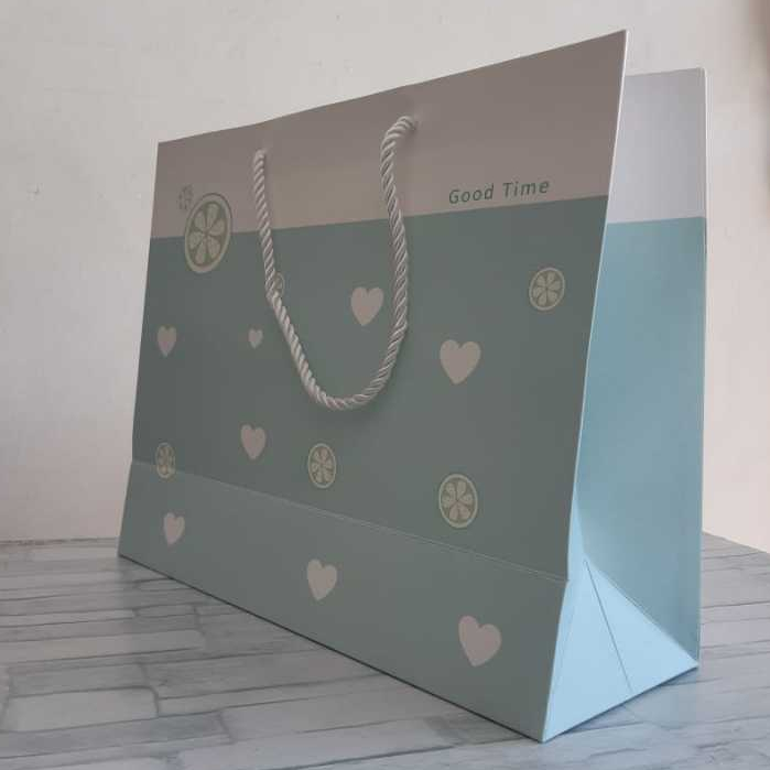 

PAPER BAG SEDANG UKURAN [30,3x11,5x25,5]cm PxLxT Horizontal Motif