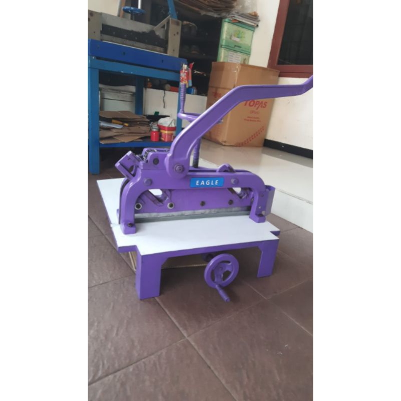 

Mesin Eagle Mesin Potong Pemotong Kertas A3 Manual irim (450 lembar HVS 70 gsm) eagle brand paper cutting machine