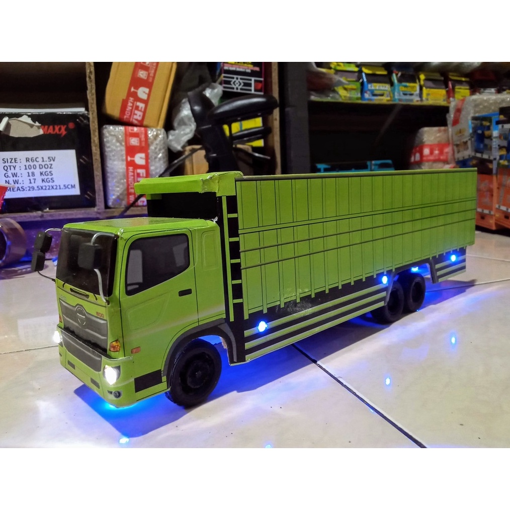 miniatur Truk Hino full lampu LED Tronton RC