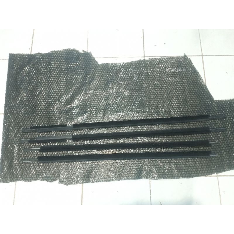 pelipit kaca luar mobil Innova lama chrome original