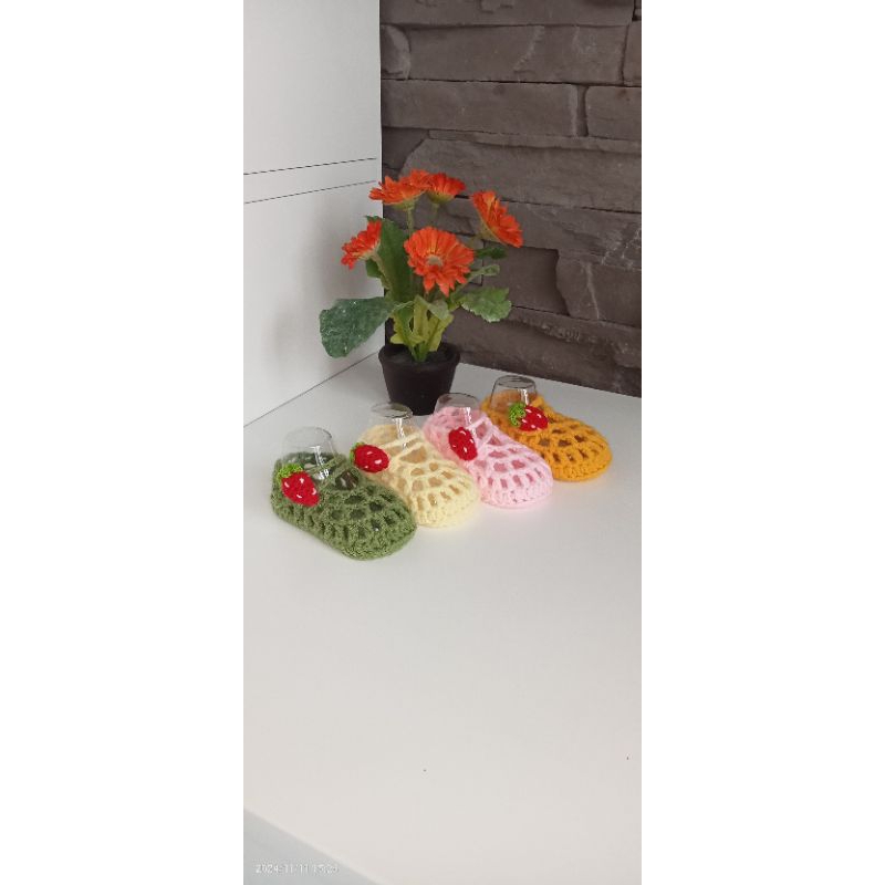 sepatu rajut bayi perempuan,sepatu lucu bayi,sepatu rajut strawberry