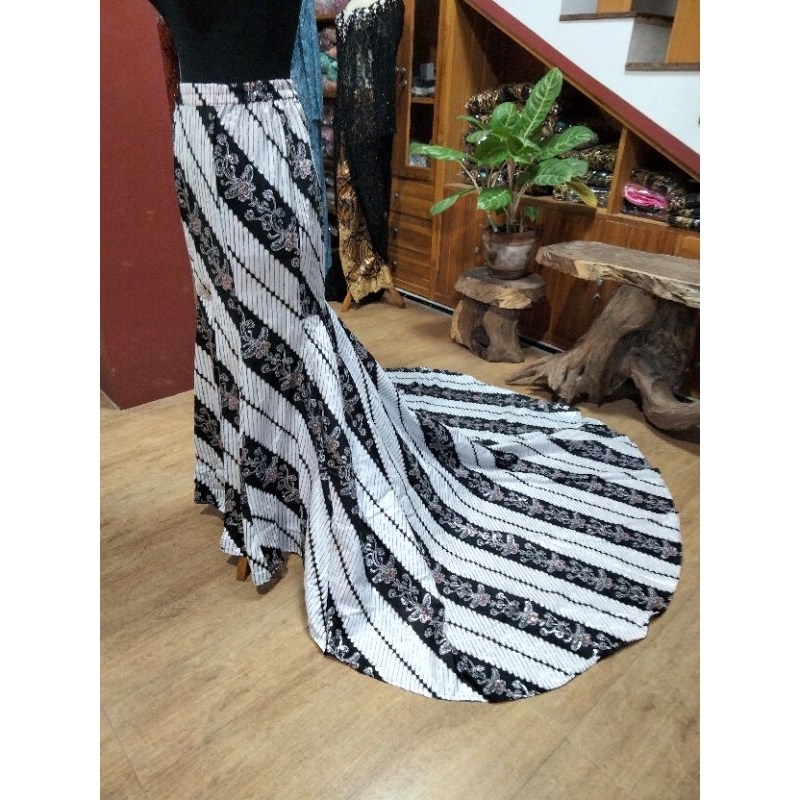 Rok duyung jarik prodo putih.