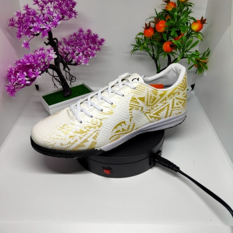 Sepatu Futsal Ortuseight Batik + Sudah Disol ( Bonus Tas Jinjing Dan Kaos Kaki Panjang )