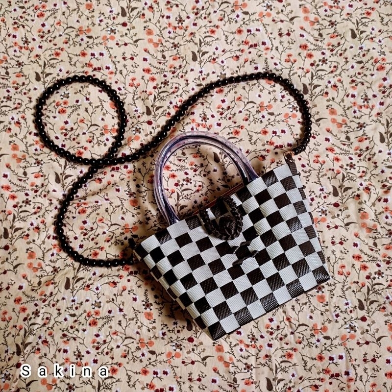 [TAS SELEMPANG, TAS ANYAMAN MOTIF CATUR]