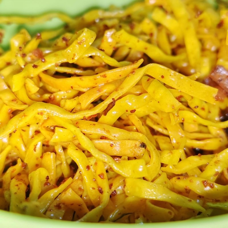 

kerupuk mie pedas ( pakai daun seledri)