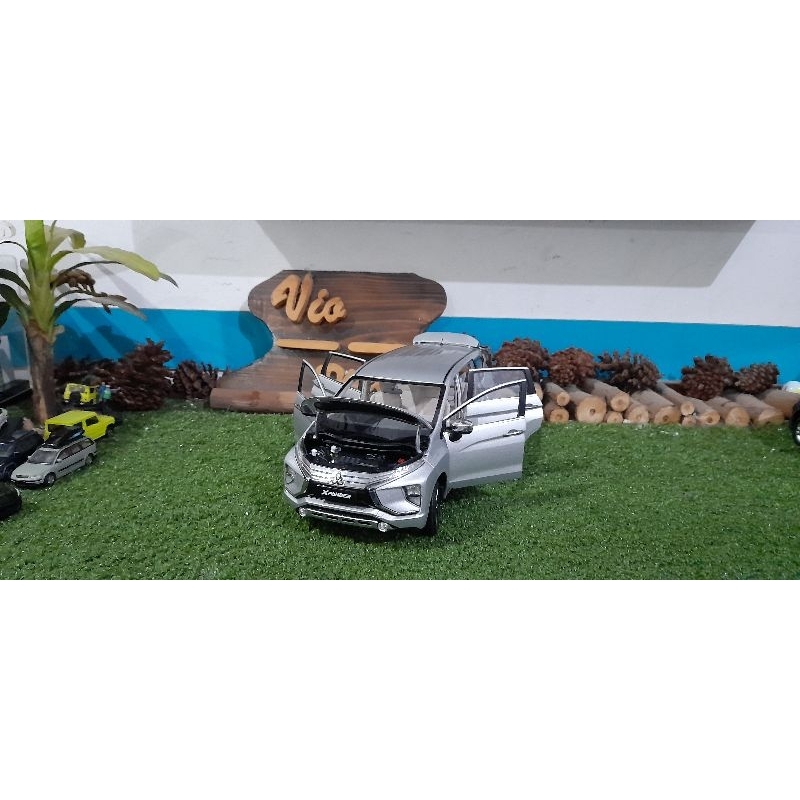 Diecast Miniatur Mitsubishi Xpander silver skala 1:18